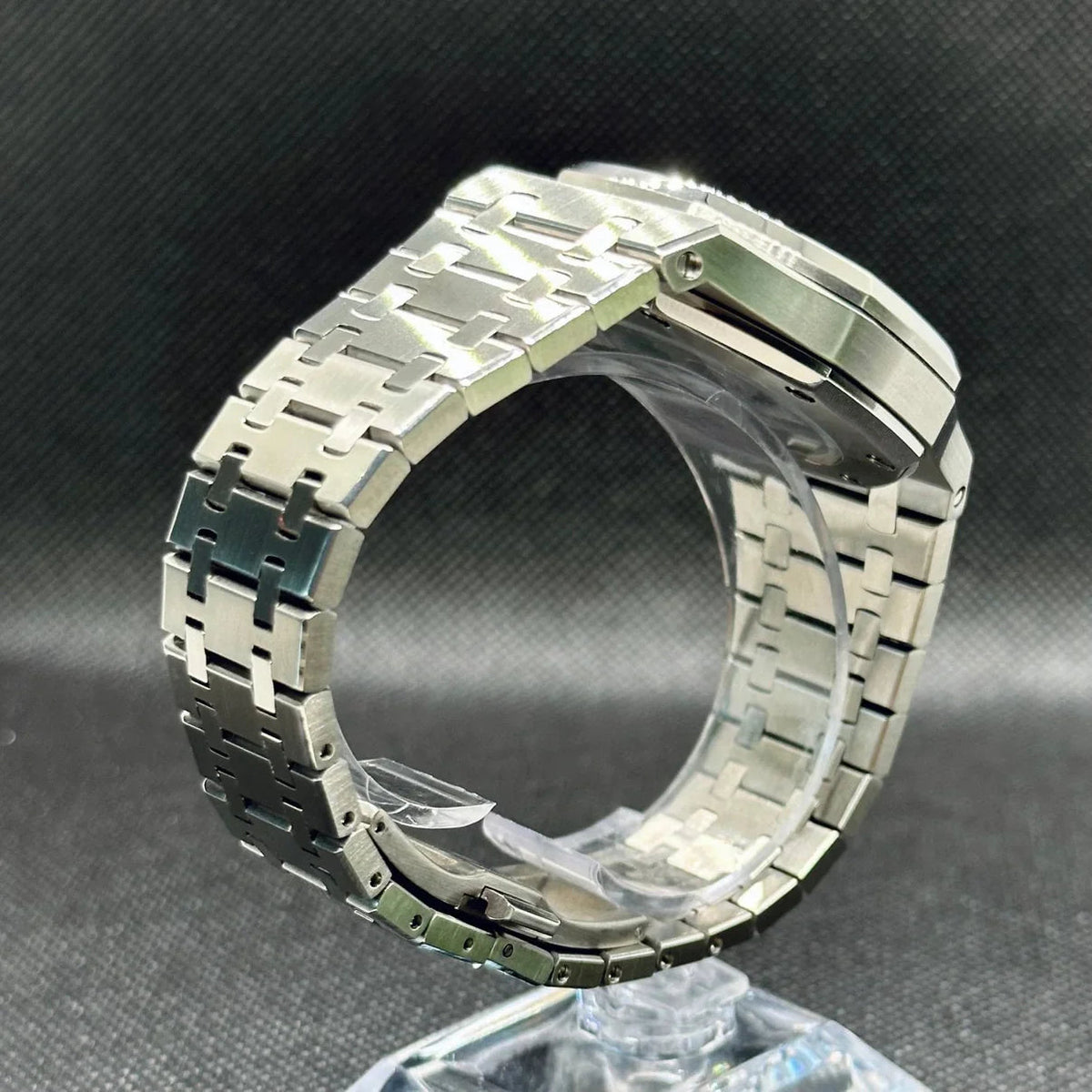 Montre automatique ModTime de style Royal Oak — configuration bleu clair (NH35), bracelet aux tons argentés, fermoir déployant, vue du côté gauche