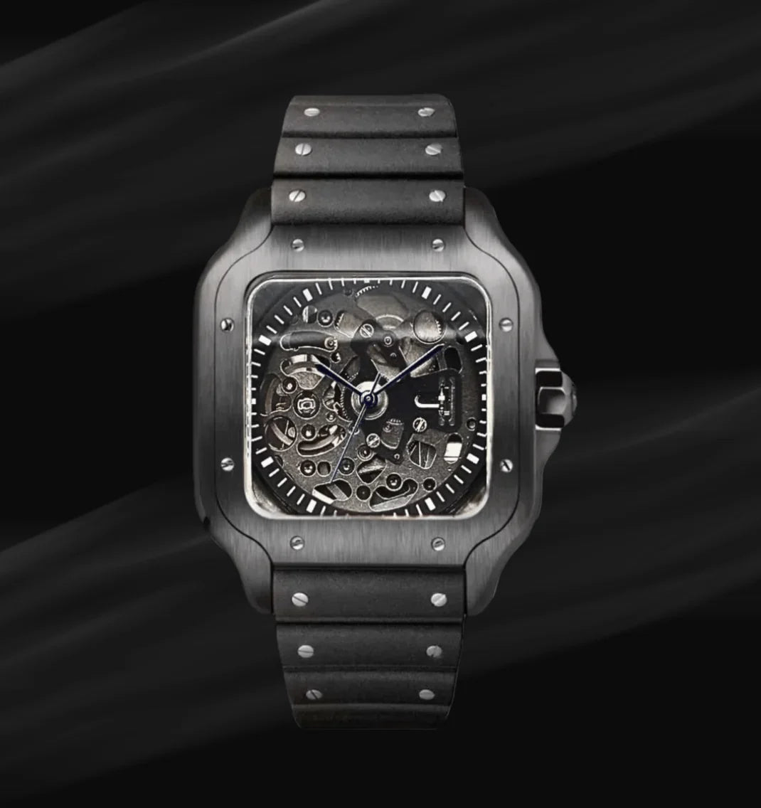 Montre automatique ModTime de style Santos — configuration noire, squelette (NH38), bracelet noir, rouages visibles, vue de face sur un tissu sombre
