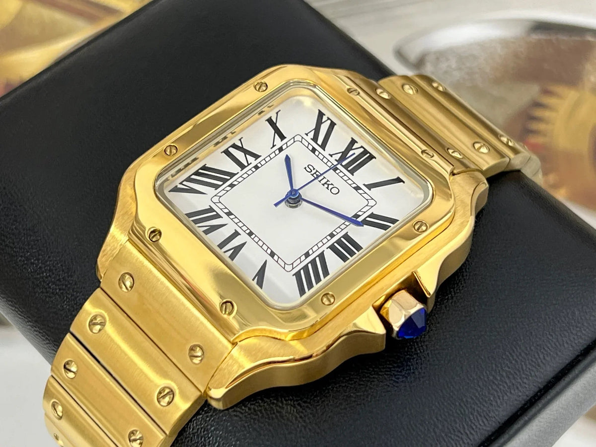 Montre automatique ModTime de style Santos — configuration aux tons dorés et blancs (NH38), cadran blanc, aiguilles bleues, gros plan du cadran en diagonale