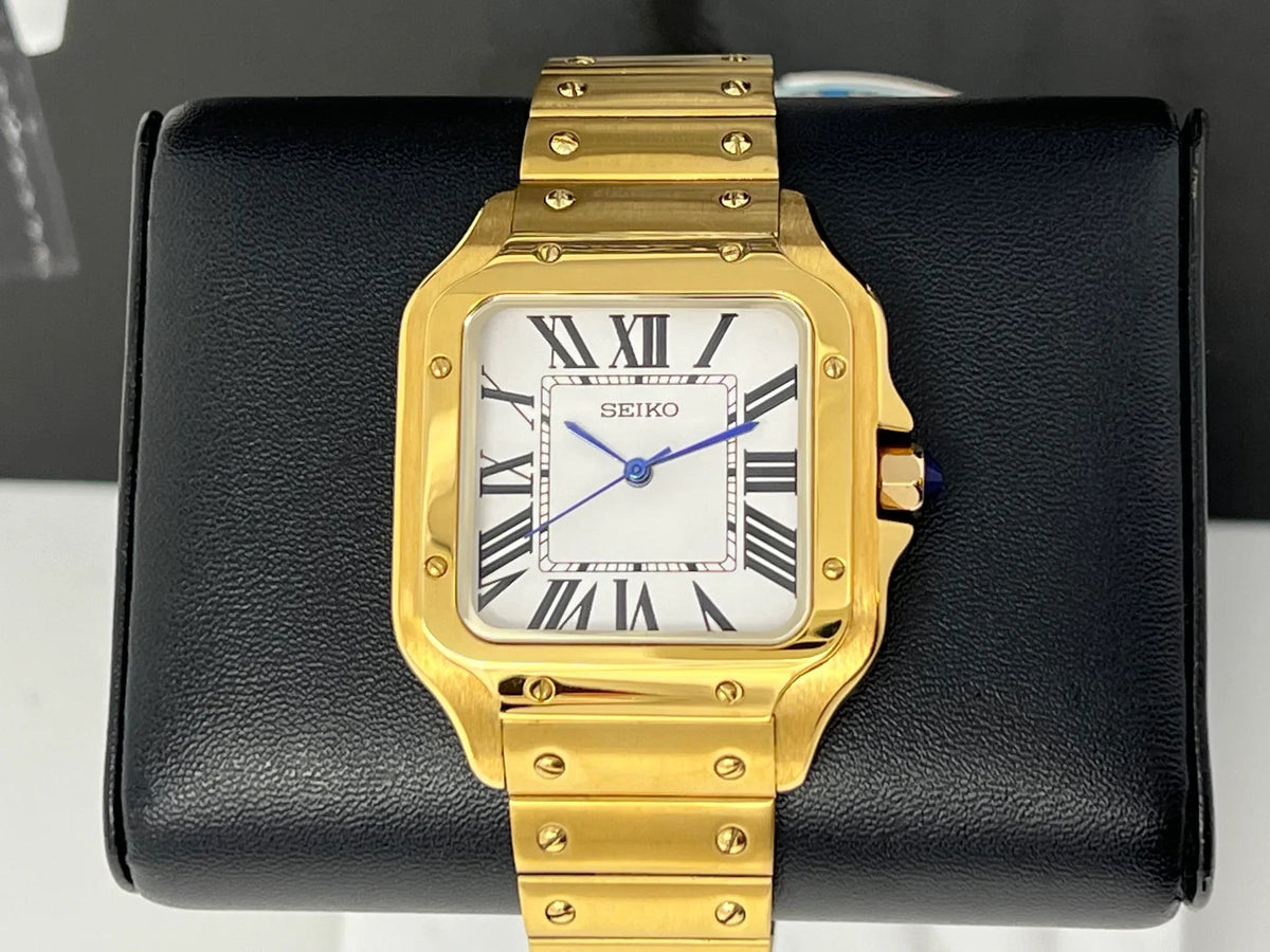 Montre automatique ModTime de style Santos — configuration aux tons dorés et blancs (NH38), cadran blanc, chiffres romains, vue de face sur un coussin