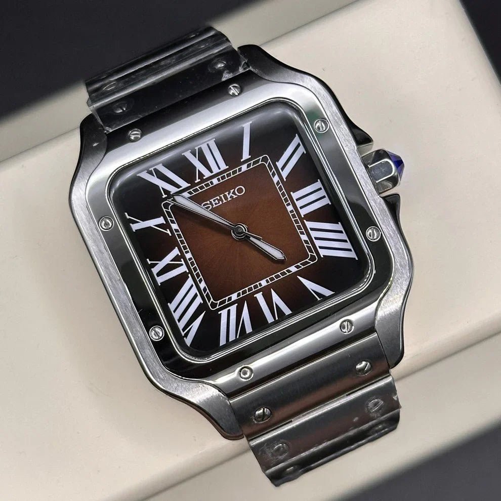 Montre automatique ModTime de style Santos — configuration argentée et marron (NH38), cadran marron, finition soleillée, vue en diagonale sur un coussin
