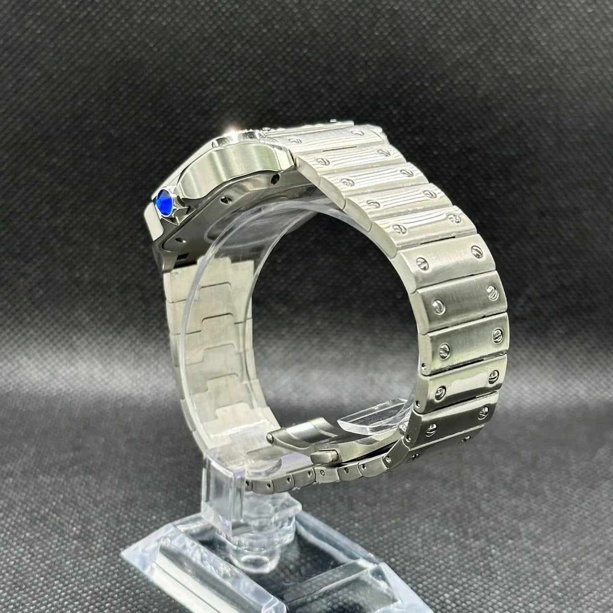 Montre automatique ModTime de style Santos — configuration argentée et marron (NH38), bracelet aux tons argentés, extrémité bleue de la couronne, vue de côté sur un support