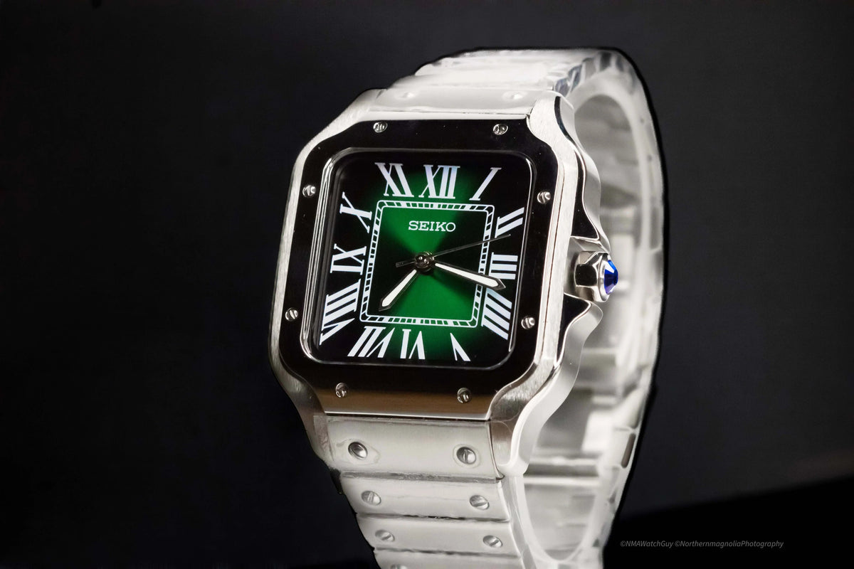 Montre automatique ModTime de style Santos — configuration argentée et verte (NH38), cadran vert, chiffres romains, vue en biais sur fond noir