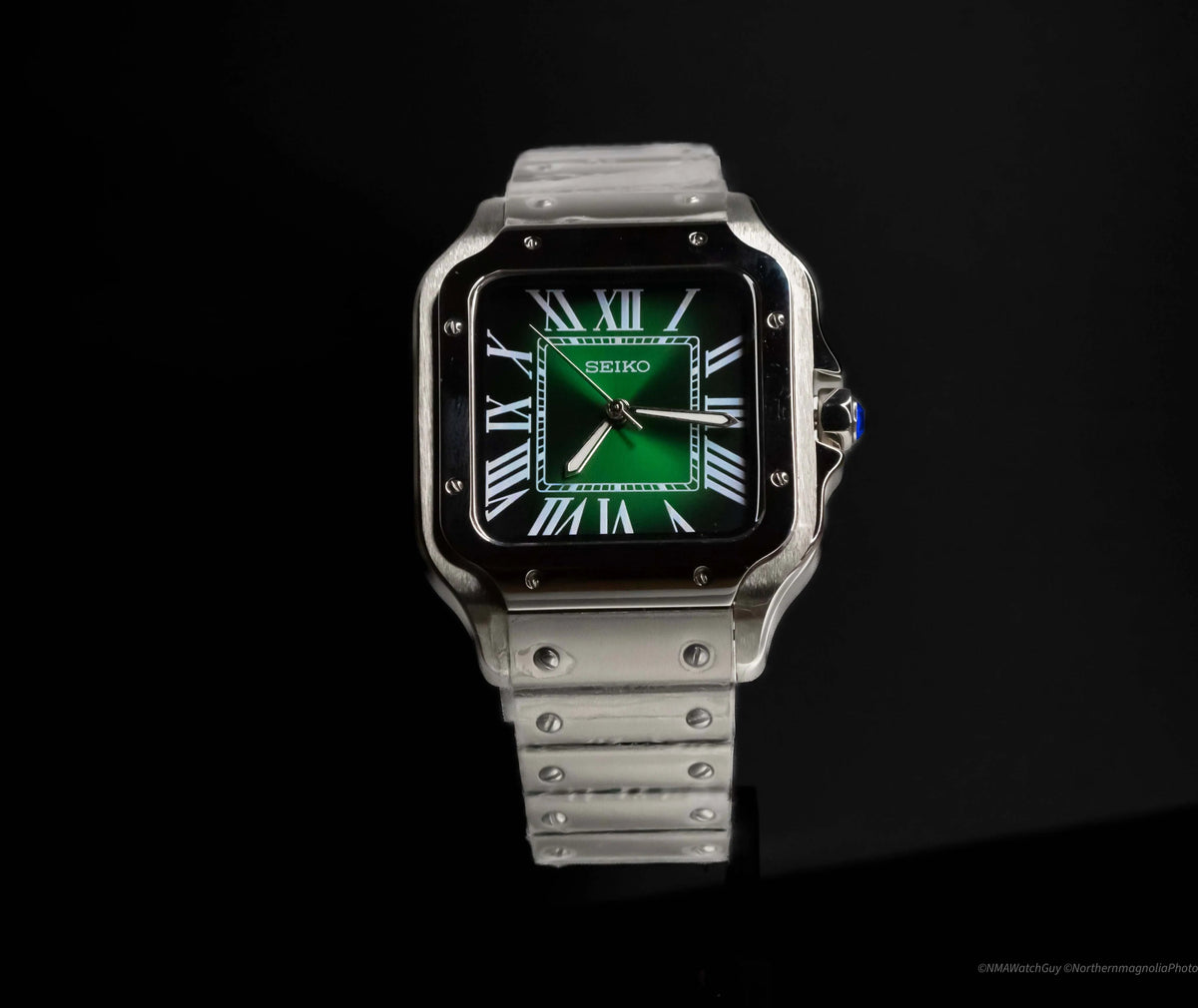 Montre automatique ModTime de style Santos — configuration argentée et verte (NH38), cadran vert, finition soleillée, vue de face sur fond noir