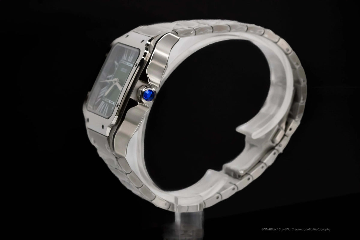 Montre automatique ModTime de style Santos — configuration argentée et verte (NH38), boîtier aux tons argentés, extrémité bleue de la couronne, gros plan de côté