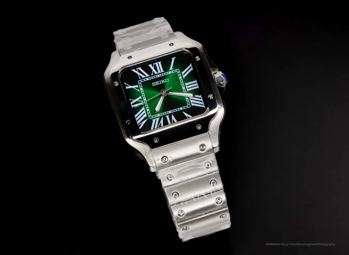 Montre automatique ModTime de style Santos — configuration argentée et verte (NH38), cadran vert, bracelet à vis apparentes, vue de face en diagonale