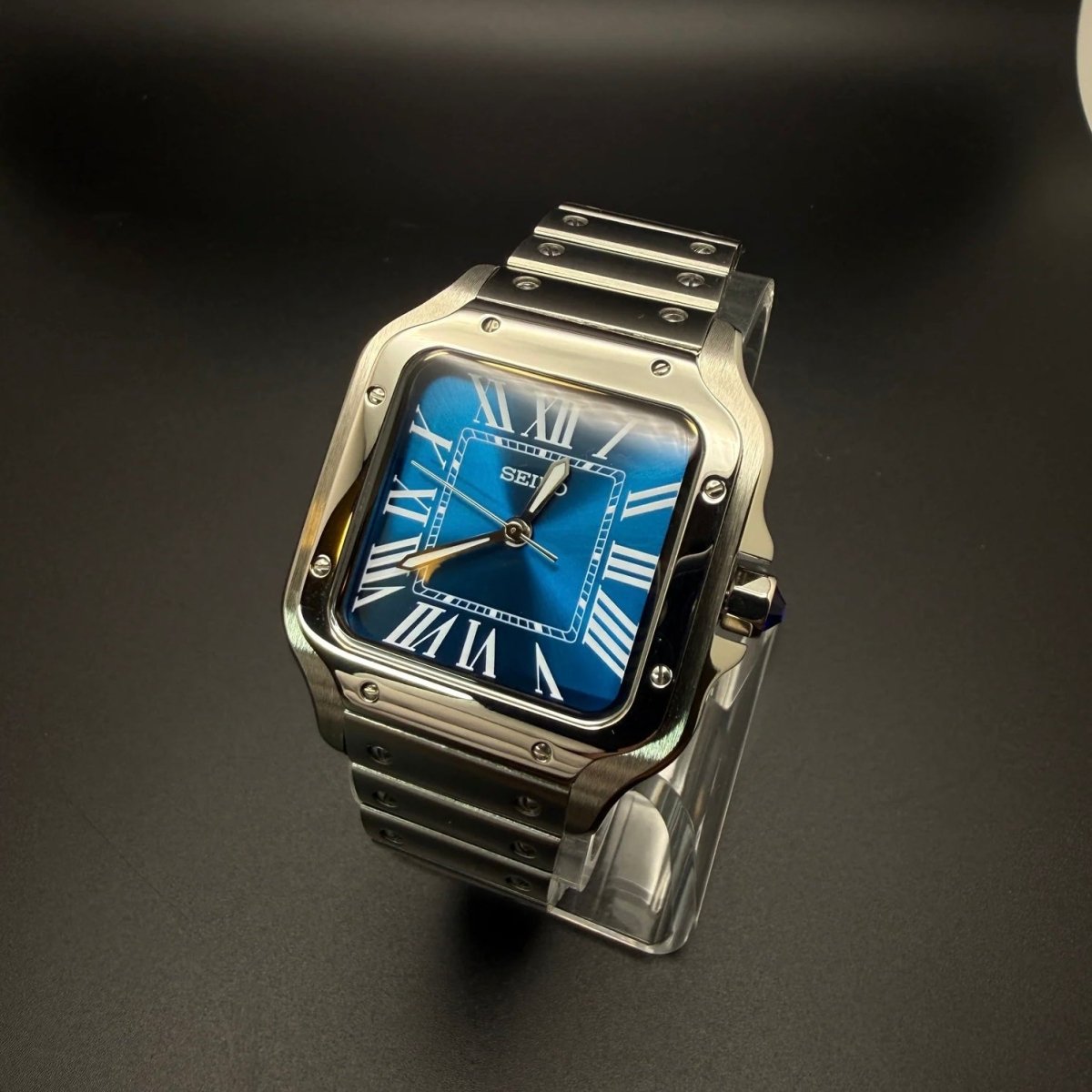 Montre automatique ModTime de style Santos — configuration argentée et bleue (NH38), cadran bleu, extrémité bleue de la couronne, vue en biais depuis la droite