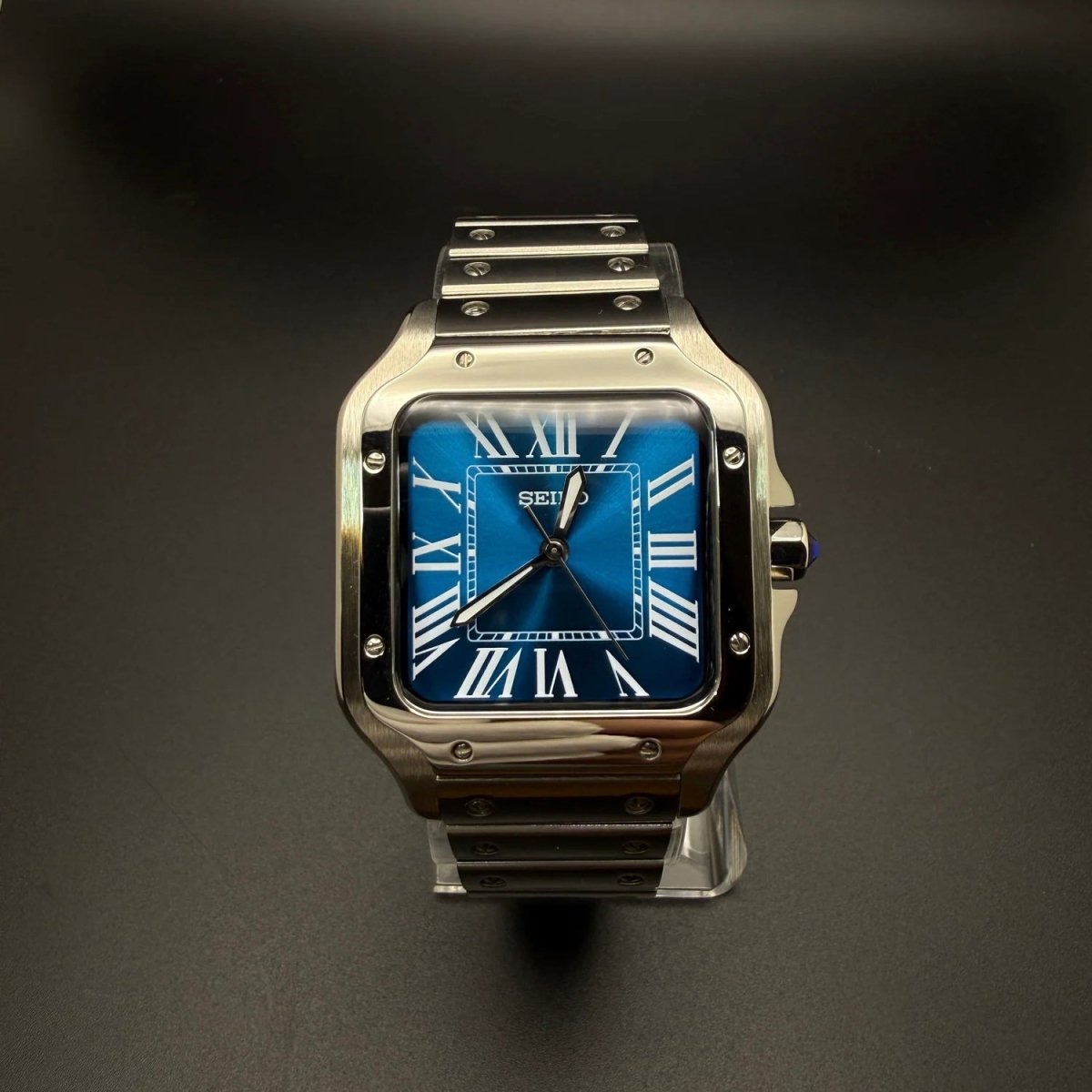 Montre automatique ModTime de style Santos — configuration argentée et bleue (NH38), cadran bleu, finition soleillée, vue de face sur un support
