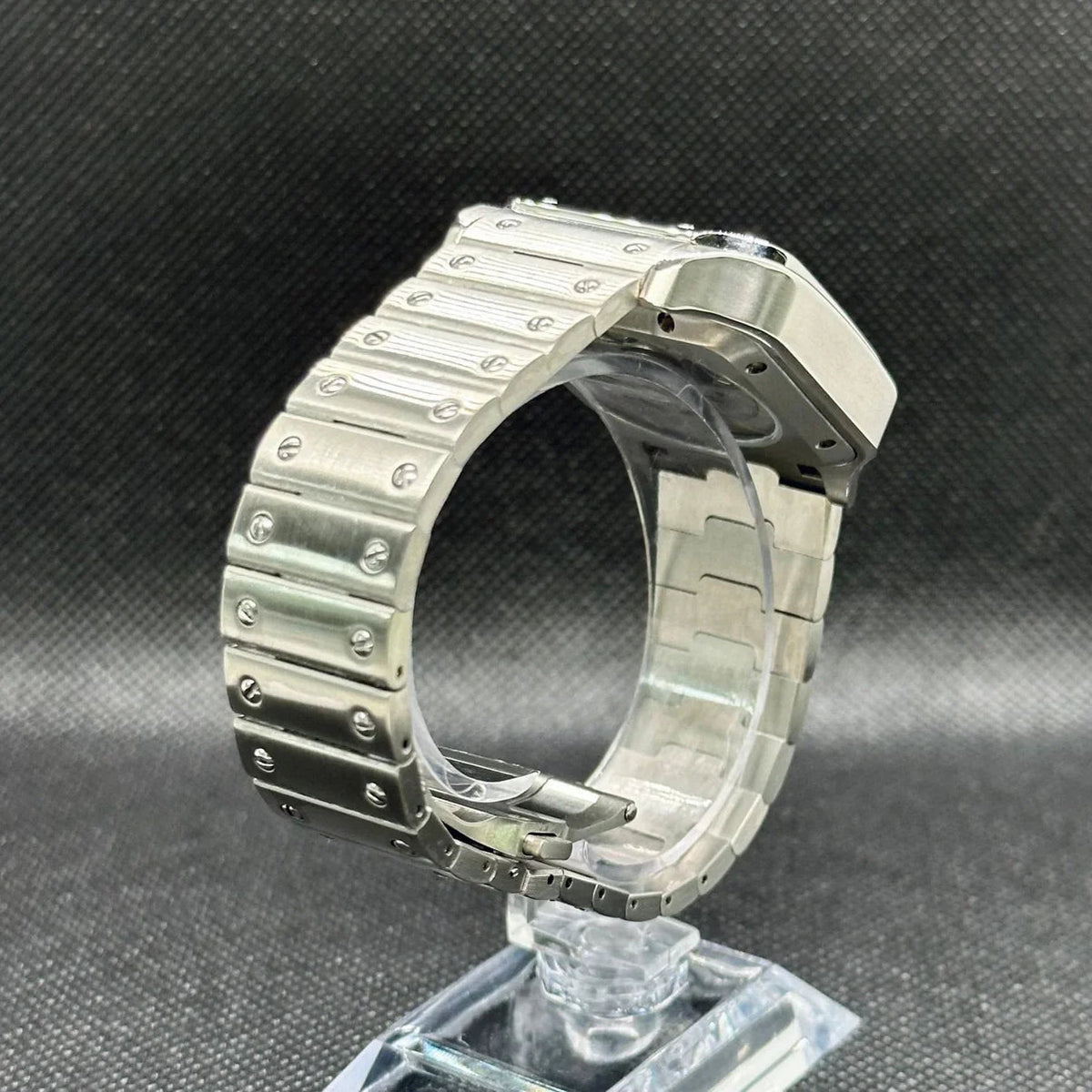 Montre automatique ModTime de style Santos — configuration argentée, «Tiffany» (NH38), bracelet aux tons argentés, fermoir déployant, vue de côté sur un support