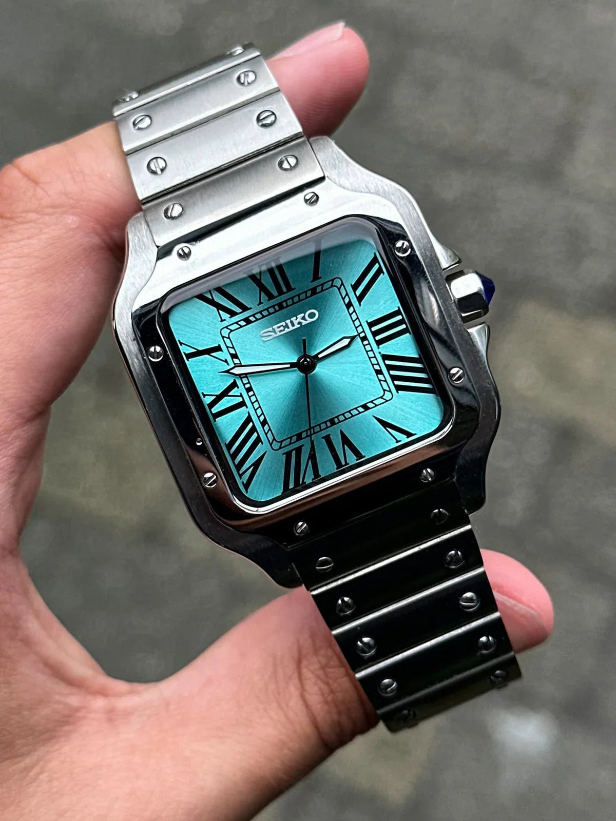 Montre automatique ModTime de style Santos — configuration argentée, «Tiffany» (NH38), cadran turquoise, finition soleillée, tenue dans une main
