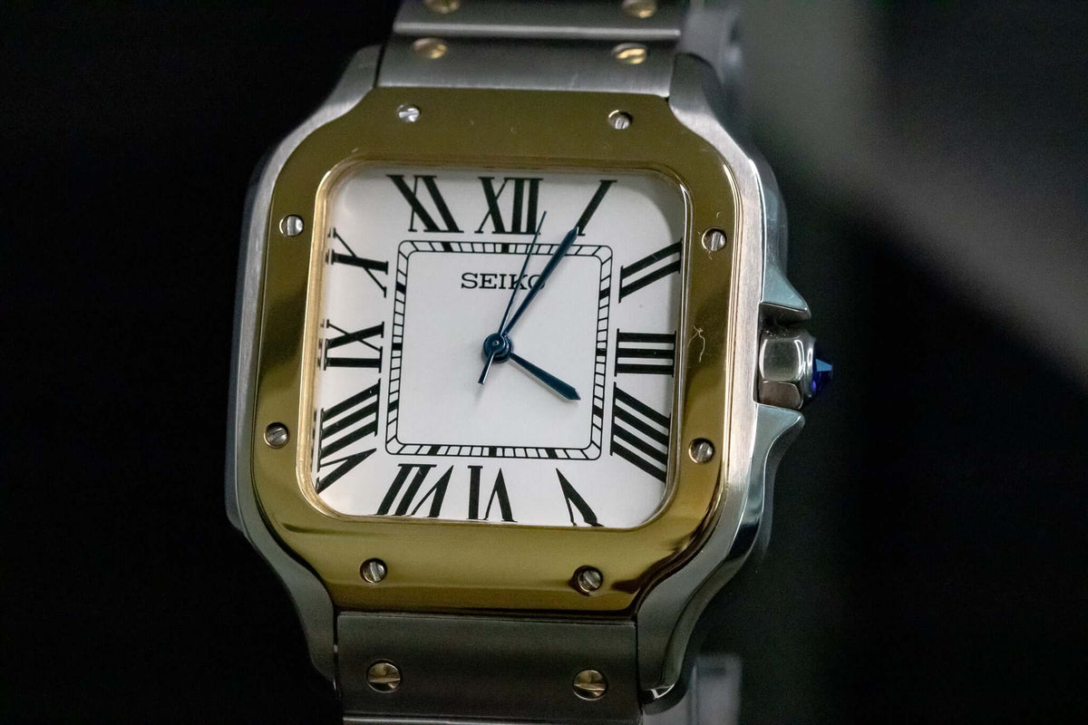 Montre automatique ModTime de style Santos — configuration bicolore et blanche (NH38), lunette aux tons dorés, vis apparentes, gros plan du cadran