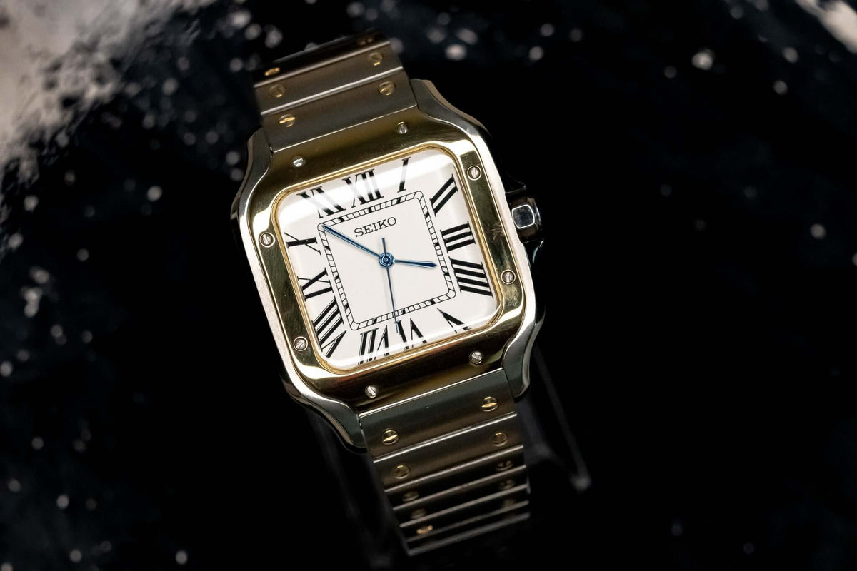 Montre automatique ModTime de style Santos — configuration bicolore et blanche (NH38), lunette aux tons dorés, chiffres romains, sur une surface mouchetée