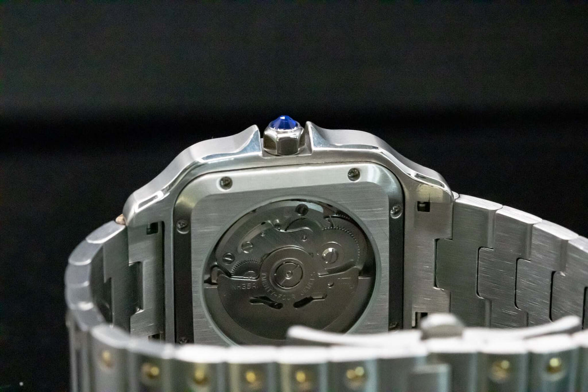 Fiche du modèle ModTime de style Santos — configuration bicolore et blanche (NH38) : fond du boîtier aux tons argentés, rotor portant l'inscription NH35A, gros plan arrière