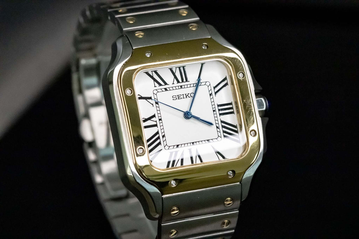 Montre automatique ModTime de style Santos — configuration bicolore et blanche (NH38), cadran blanc, aiguilles bleues, gros plan en biais