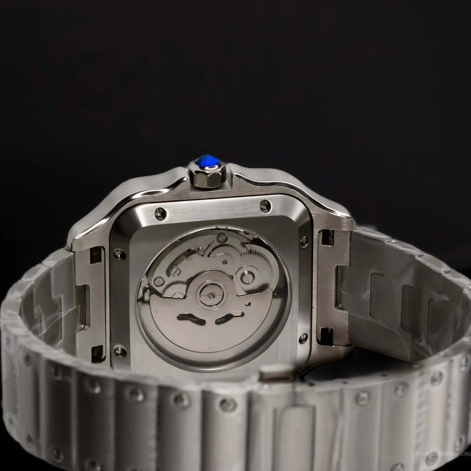 Montre automatique ModTime de style Santos — configuration argentée et blanche (NH38), boîtier aux tons argentés, fond transparent, vue arrière avec bracelet ouvert