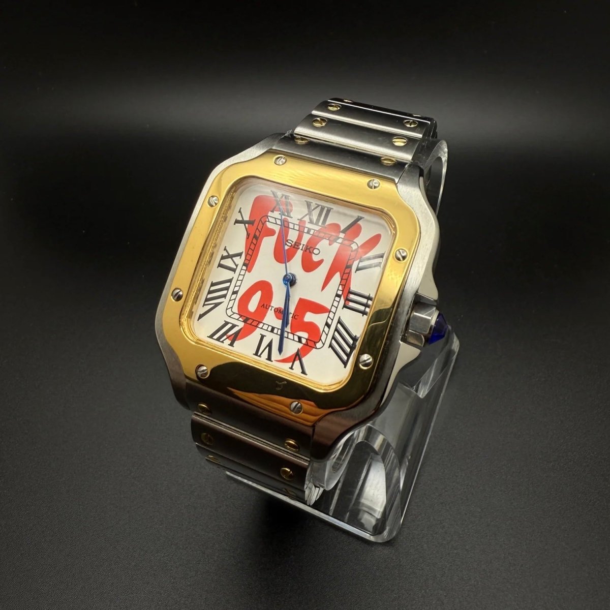 Montre automatique ModTime de style Santos — configuration bicolore, argentée et blanche (NH38), cadran blanc, extrémité bleue de la couronne, vue en biais côté couronne