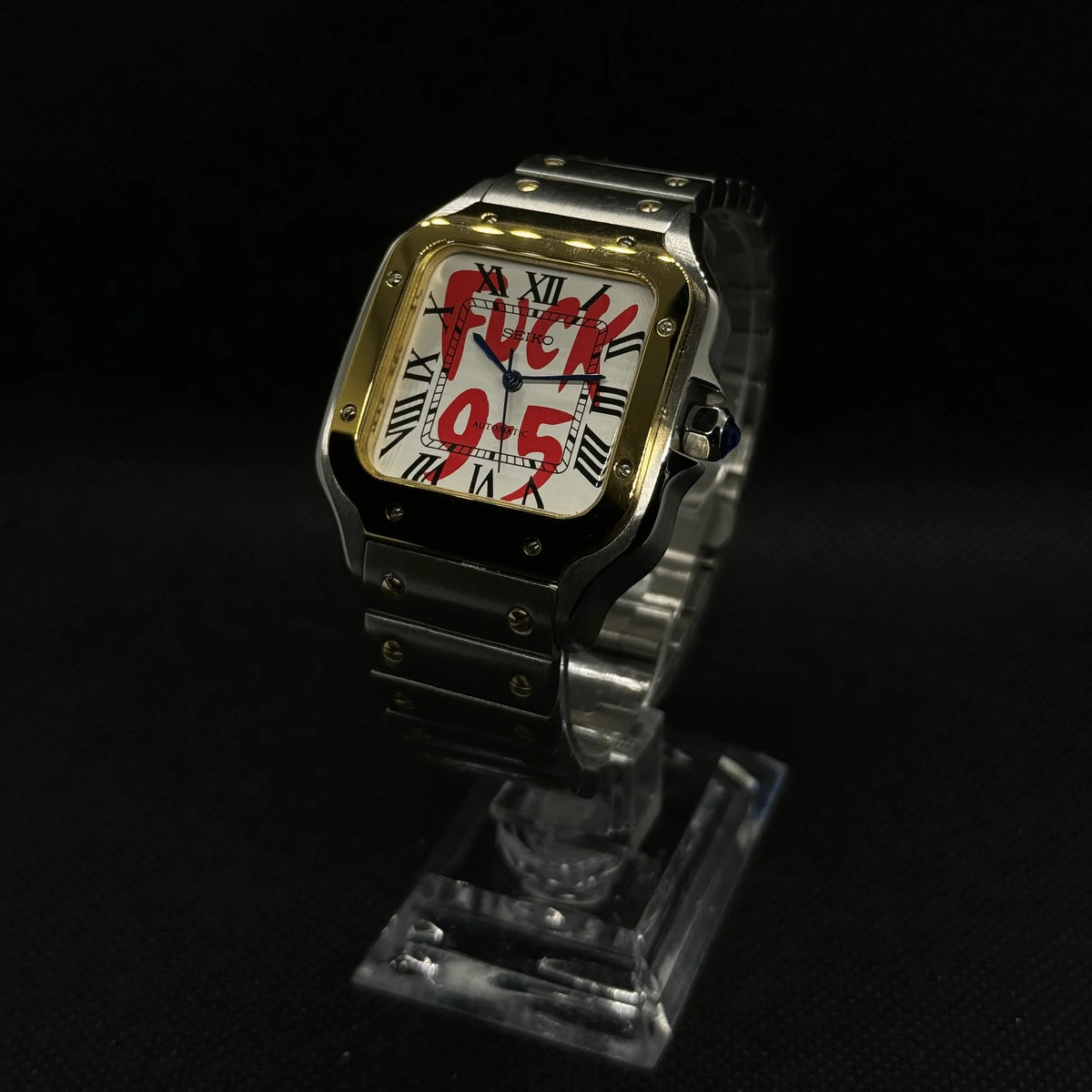 Montre automatique ModTime de style Santos — configuration bicolore, argentée et blanche (NH38), cadran blanc, inscriptions rouges 9-5, vue en biais sous une faible lumière