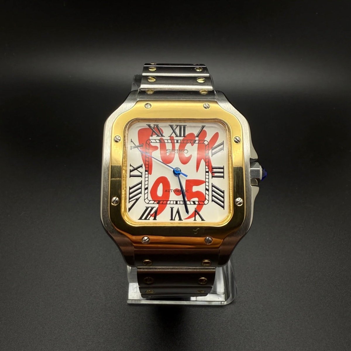 Montre automatique ModTime de style Santos — configuration bicolore, argentée et blanche (NH38), cadran blanc, inscriptions rouges 9-5, sur un support