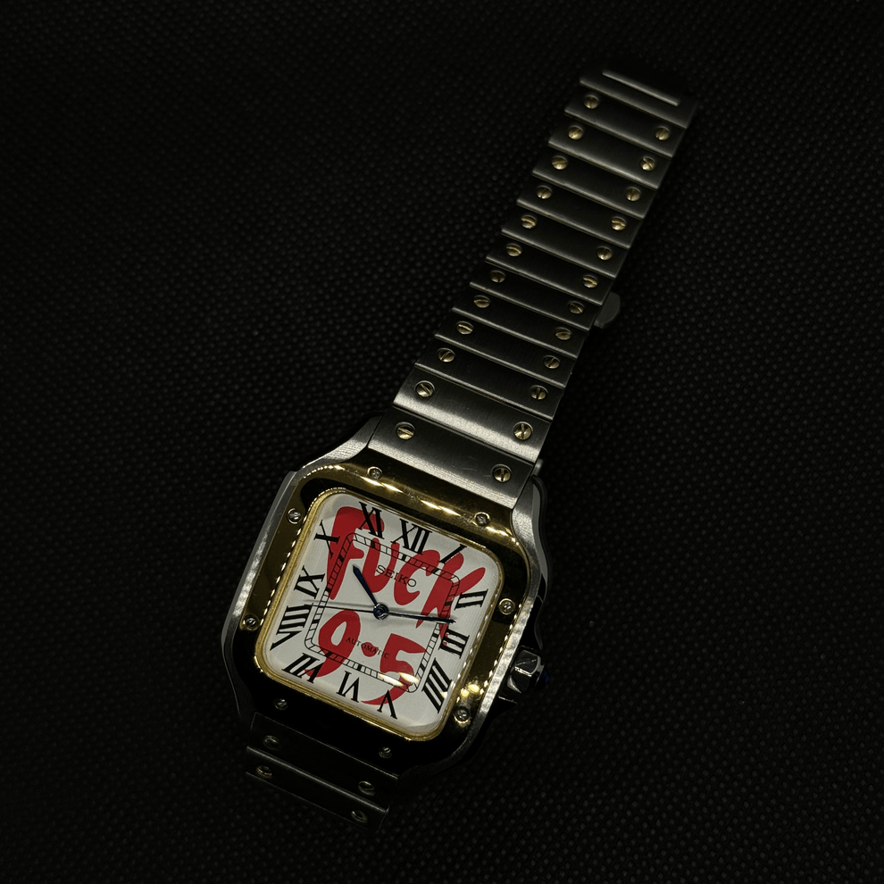 Montre automatique ModTime de style Santos — configuration bicolore, argentée et blanche (NH38), maillons aux tons argentés, vis aux tons dorés, sur un tissu sombre