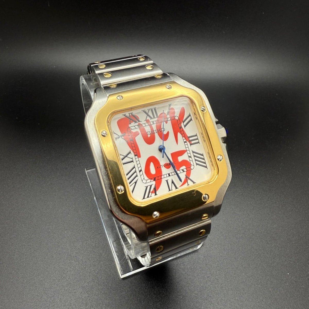 Montre automatique ModTime de style Santos — configuration bicolore, argentée et blanche (NH38), lunette aux tons dorés, vis apparentes, vue en biais du côté opposé