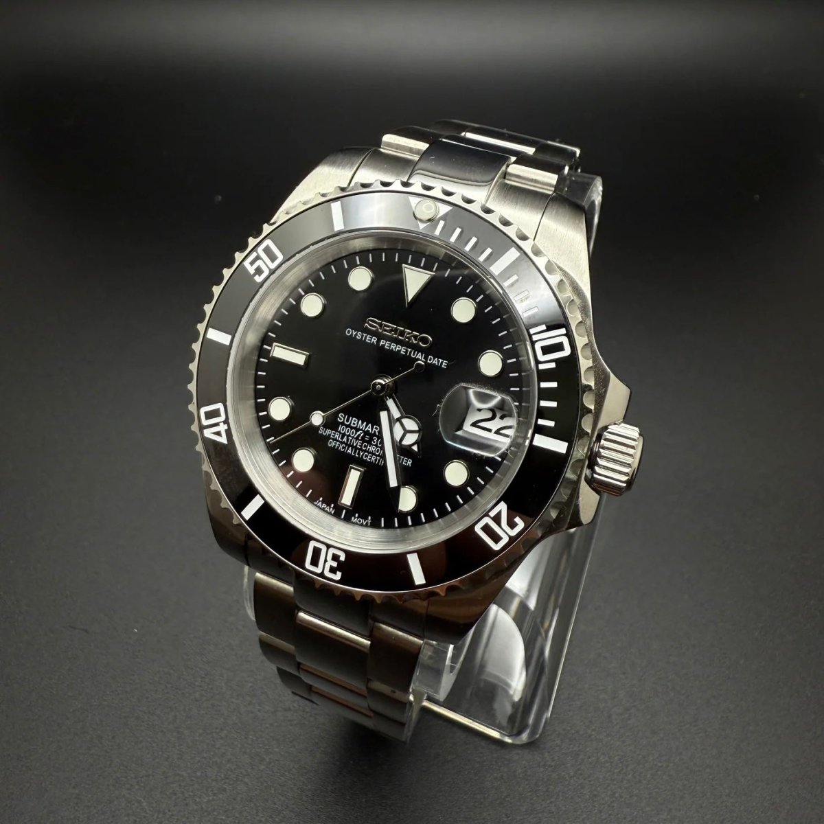 Montre automatique ModTime de style Submariner — configuration argentée et noire (NH35), boîtier aux tons argentés, protège-couronne, vue en biais côté droit