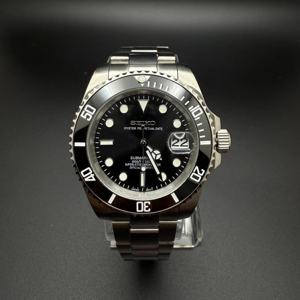 Montre automatique ModTime de style Submariner — configuration argentée et noire (NH35), cadran noir, loupe de date, sur un support