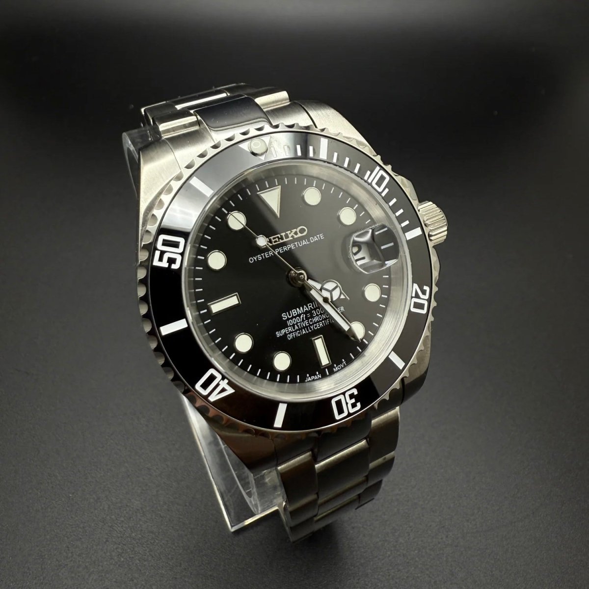 Montre automatique ModTime de style Submariner — configuration argentée et noire (NH35), cadran noir, index ronds, vue en biais côté gauche