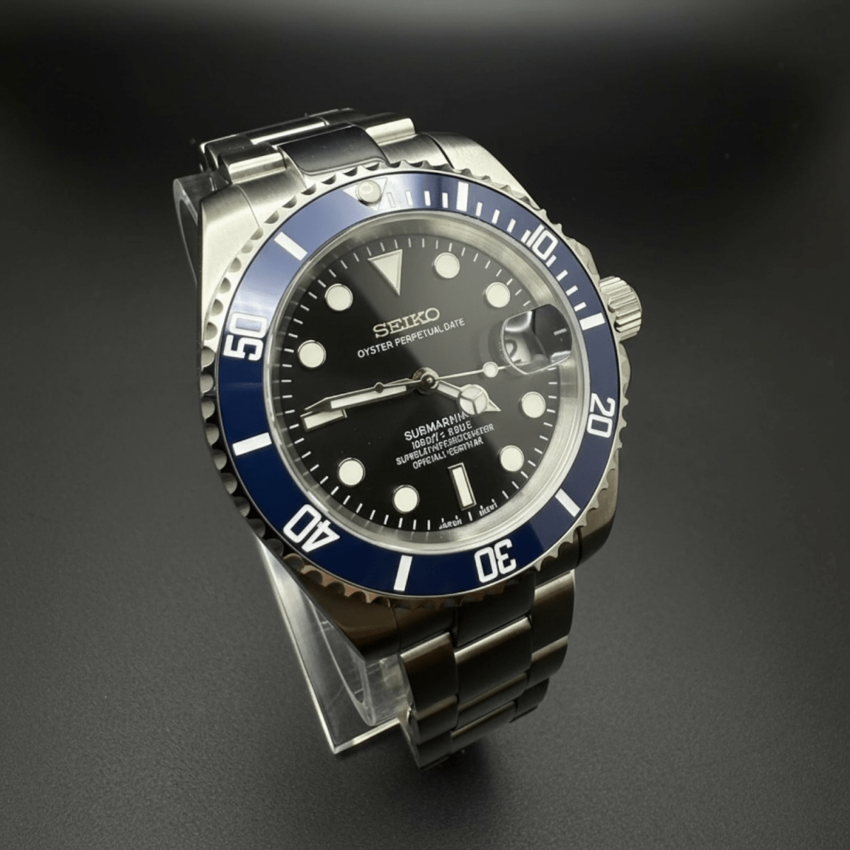 Montre automatique ModTime de style Submariner — configuration argentée, bleue et noire (NH35), cadran noir, index ronds, vue en biais côté gauche