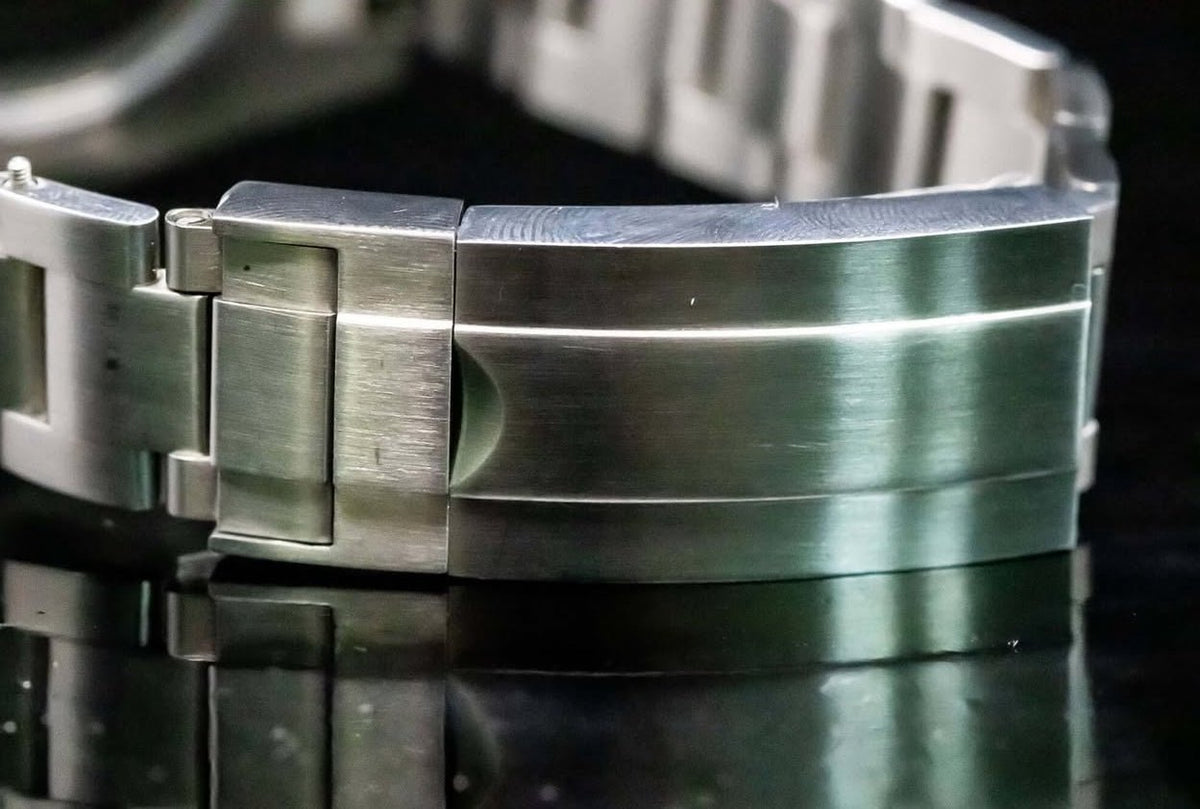 Montre automatique de style Submariner — configuration argentée, cadran «Hulk» (NH35) avec fermoir aux tons argentés, finition brossée, gros plan du fermoir