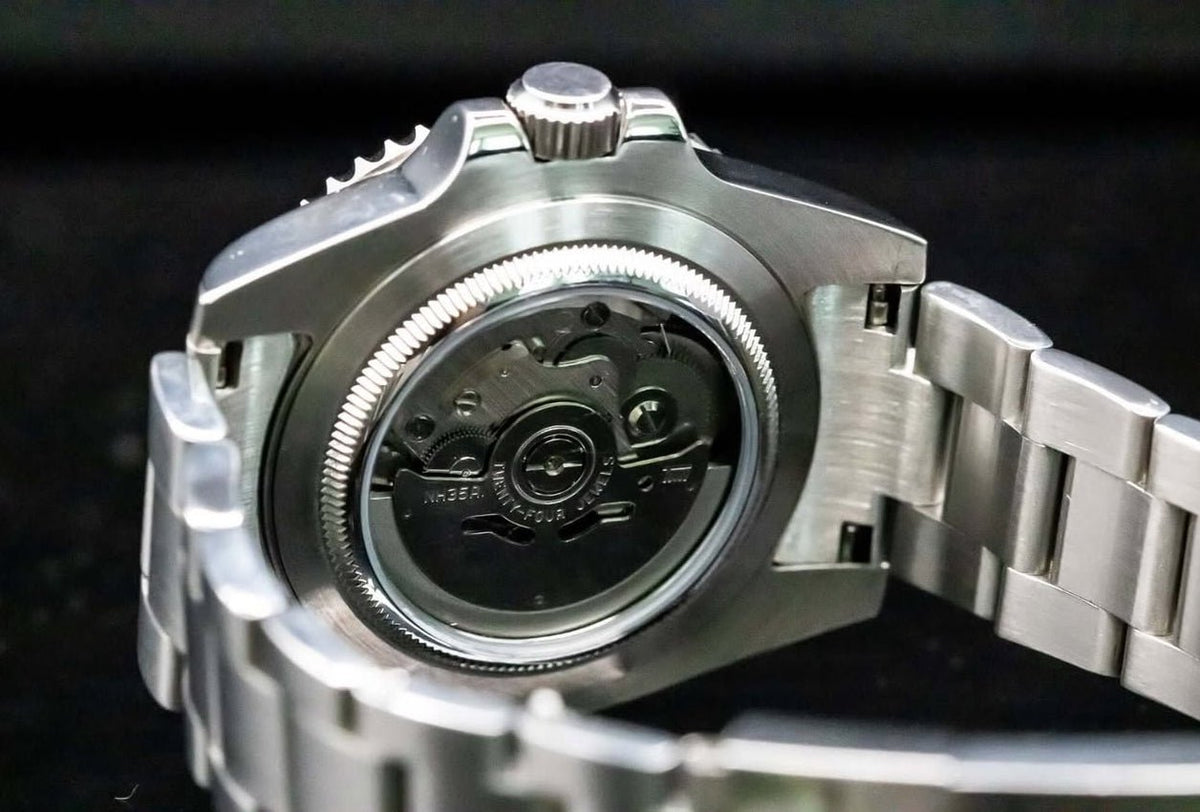 Montre automatique de style Submariner — configuration argentée, cadran «Hulk» (NH35) avec boîtier aux tons argentés, rotor visible, gros plan arrière