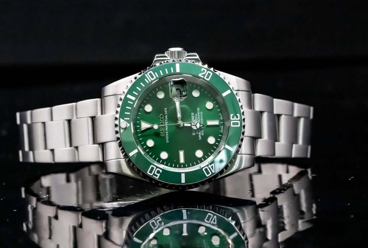 Montre automatique de style Submariner — configuration argentée, cadran «Hulk» (NH35) avec maillons aux tons argentés, lunette verte, vue sur le côté avec reflet
