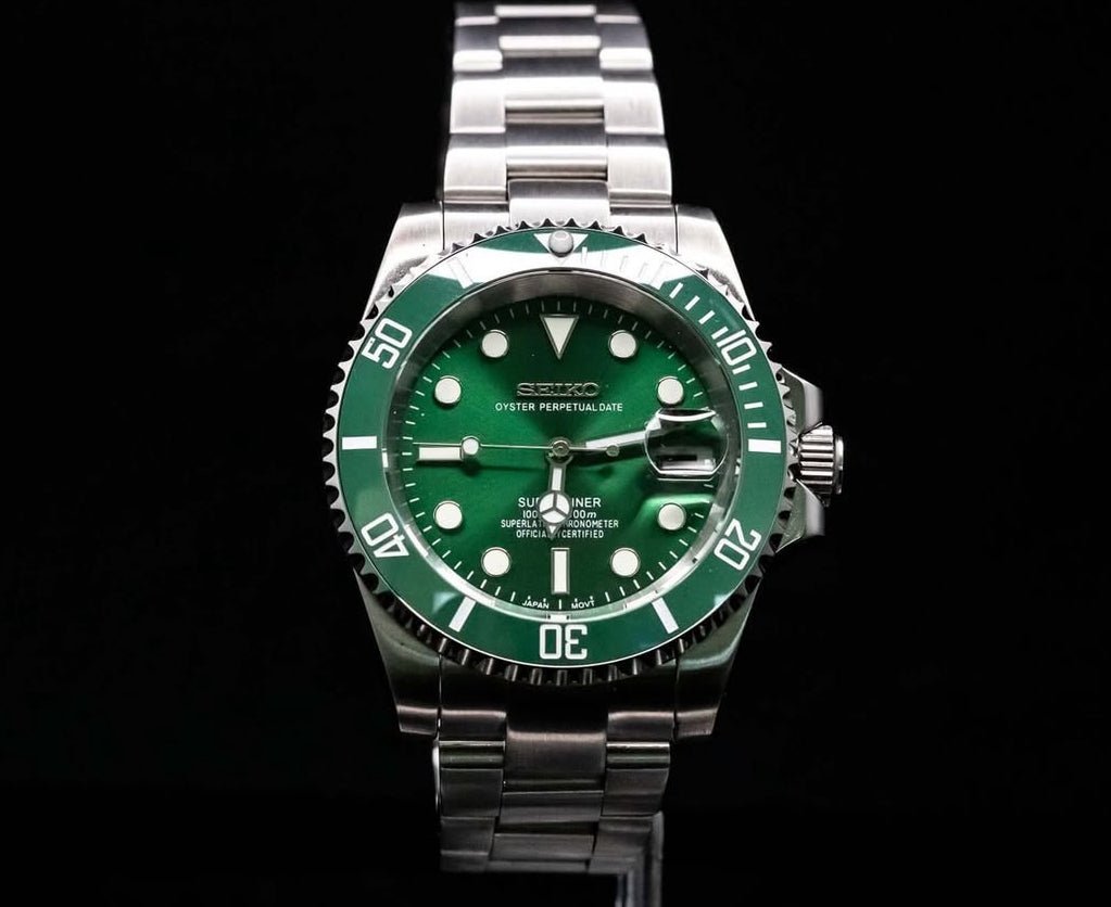 Montre automatique de style Submariner — configuration argentée, cadran «Hulk» (NH35) avec lunette verte, index ronds, sur un support