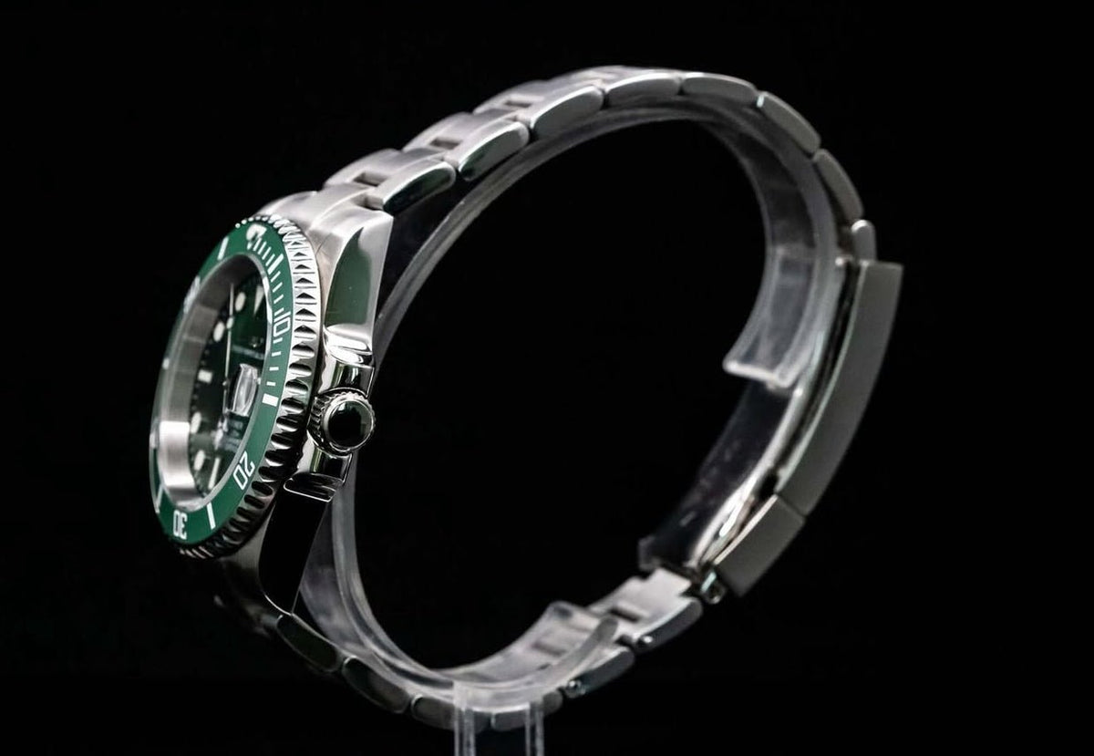 Montre automatique de style Submariner — configuration argentée, cadran «Hulk» (NH35) avec boîtier aux tons argentés, protège-couronne, profil latéral