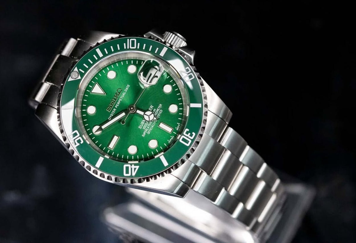 Montre automatique de style Submariner — configuration argentée, cadran «Hulk» (NH35) avec cadran vert, loupe de date, en biais sur un support