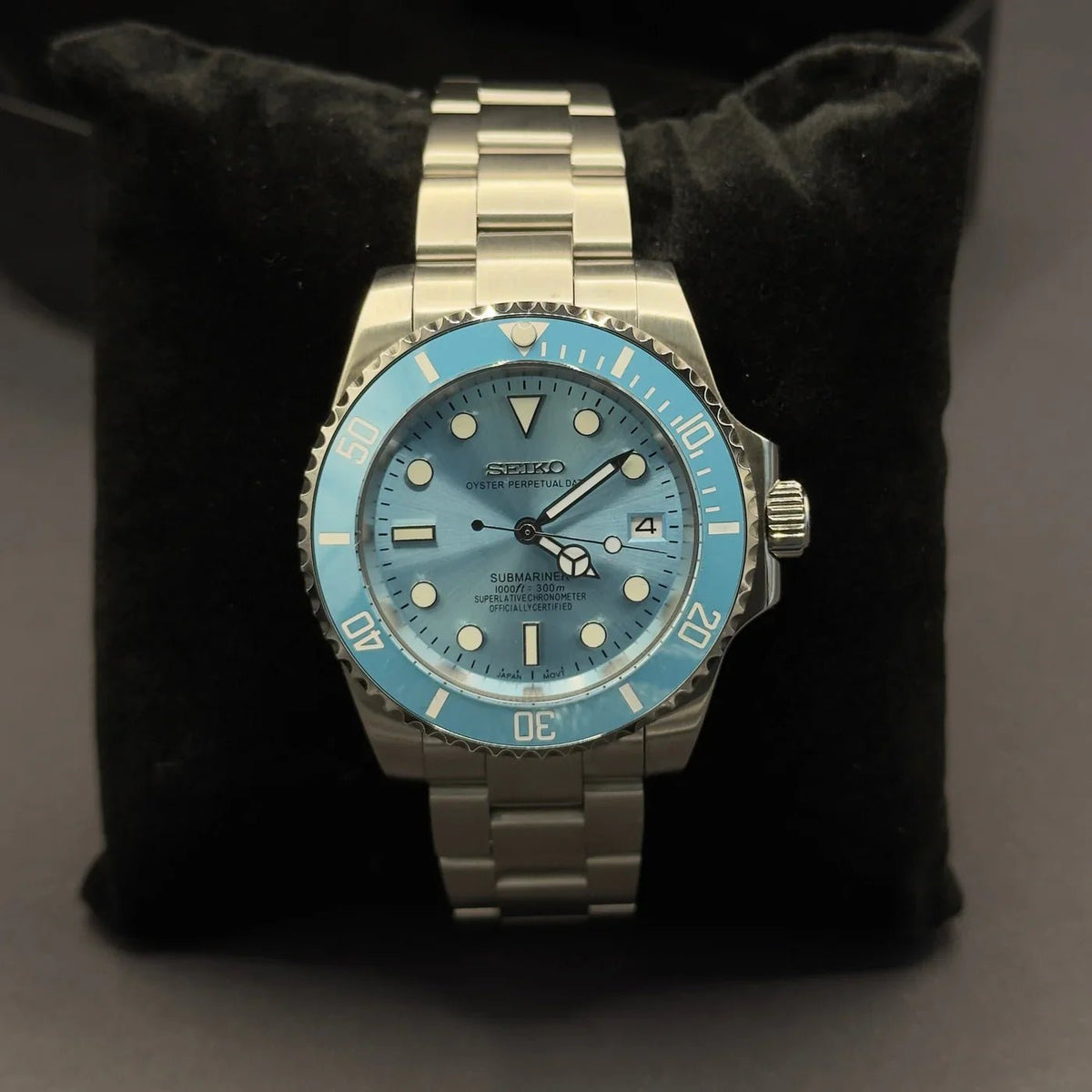 Montre automatique de style Submariner — configuration argentée, cadran bleu ciel (NH35) avec cadran bleu pâle, finition soleillée, sur un coussin