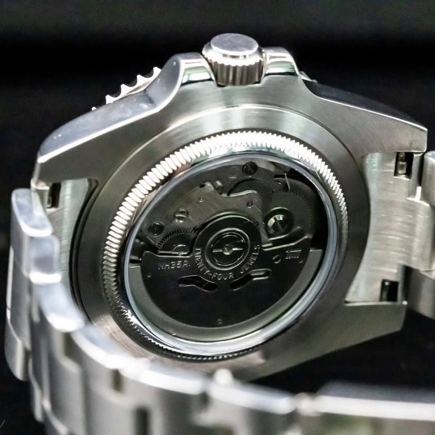 Montre automatique de style Submariner — configuration argentée, cadran «Smurf» (NH35) avec boîtier aux tons argentés, rotor visible, gros plan arrière