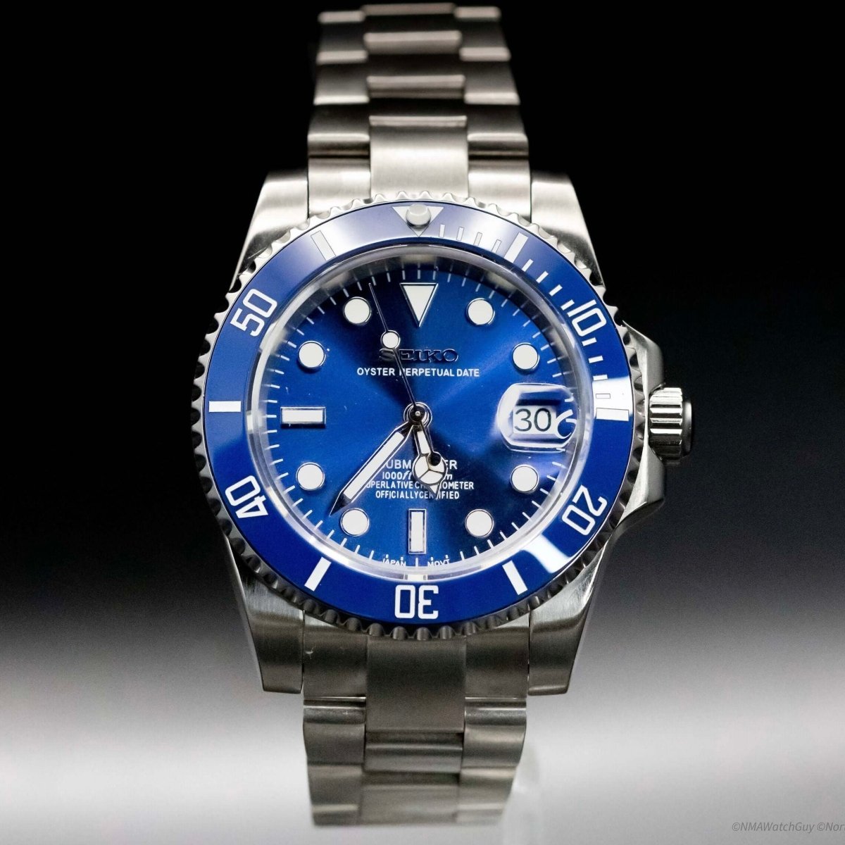 Montre automatique de style Submariner — configuration argentée, cadran «Smurf» (NH35) avec cadran bleu, index ronds, gros plan de face