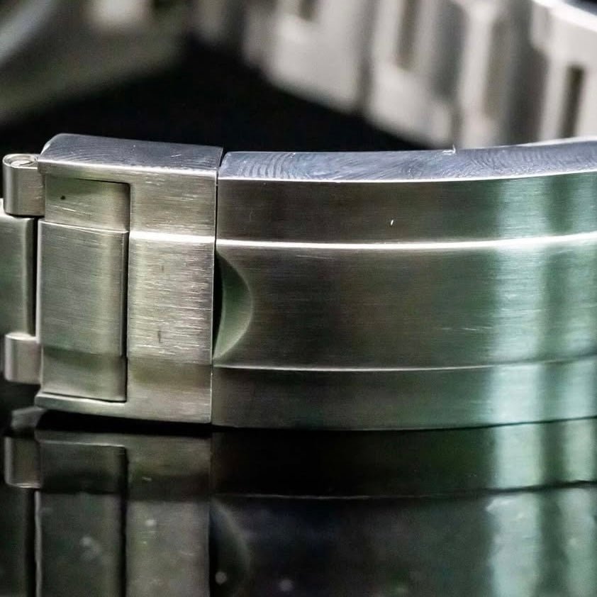 Montre automatique de style Submariner — configuration argentée, cadran «Smurf» (NH35) avec fermoir aux tons argentés, finition brossée, gros plan du fermoir