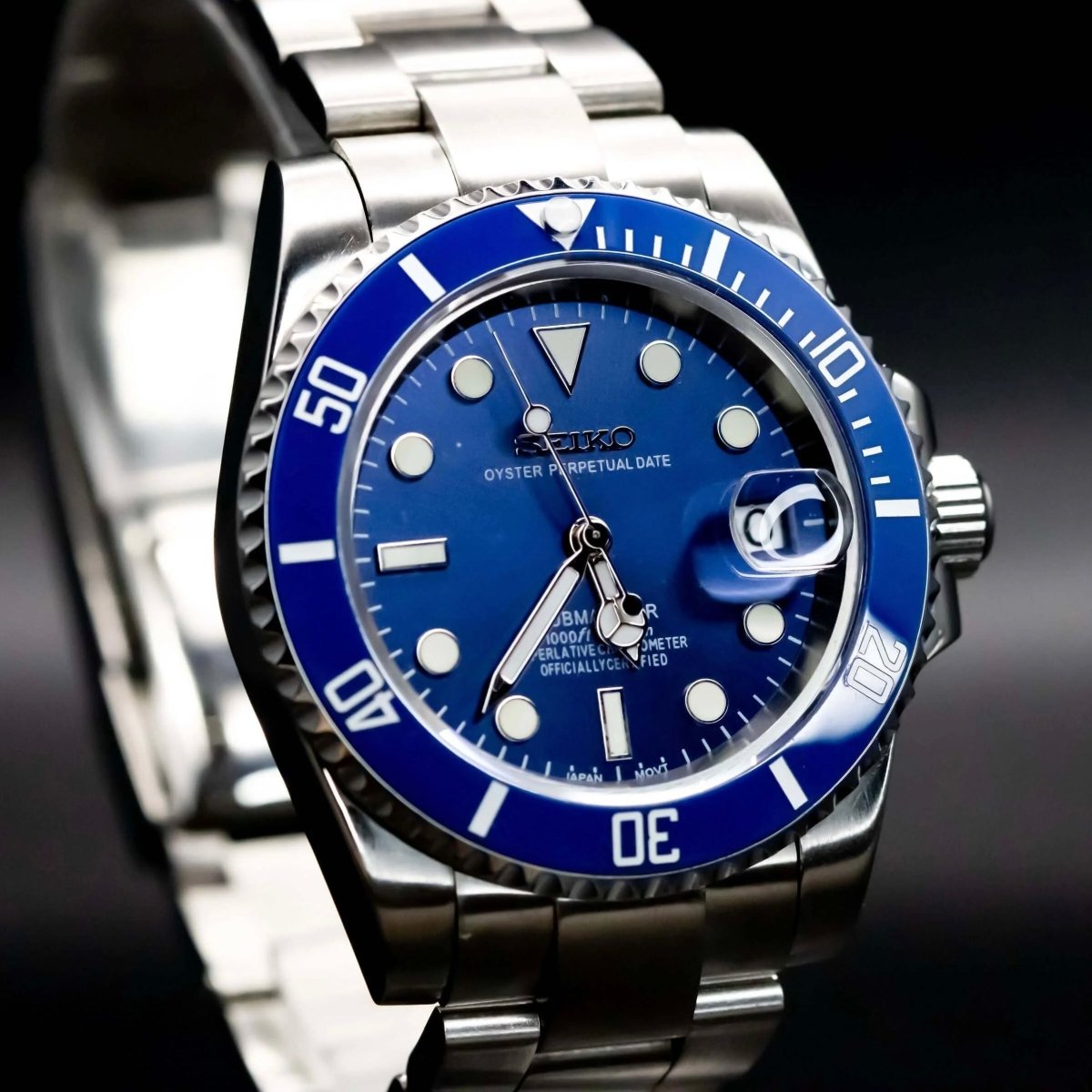 Montre automatique de style Submariner — configuration argentée, cadran «Smurf» (NH35) avec lunette bleue, bord dentelé, gros plan en biais