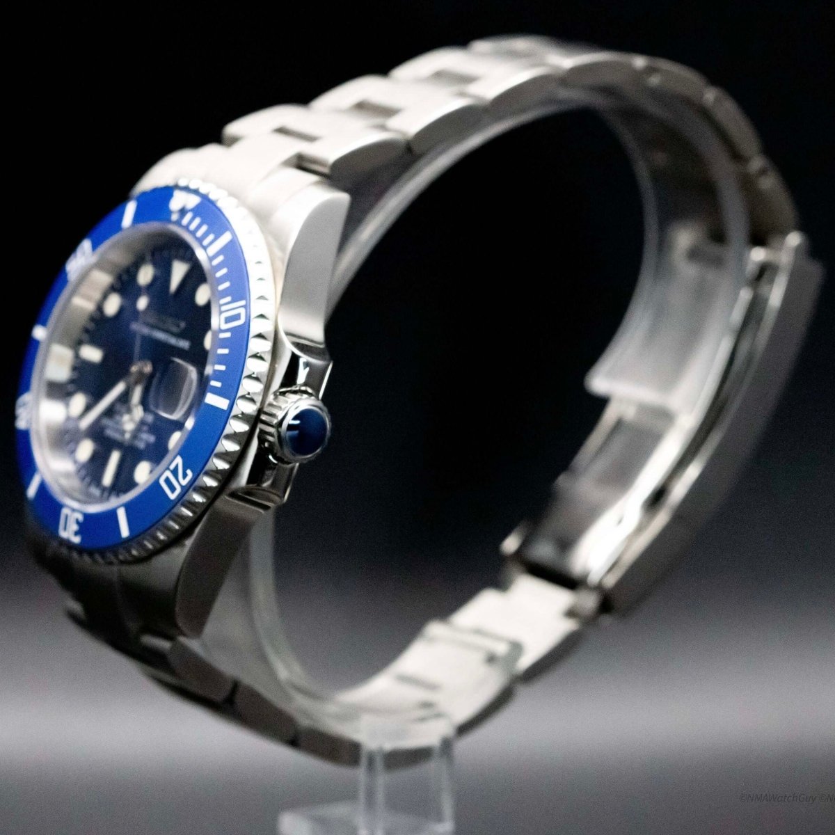 Montre automatique de style Submariner — configuration argentée, cadran «Smurf» (NH35) avec boîtier aux tons argentés, protège-couronne, profil latéral