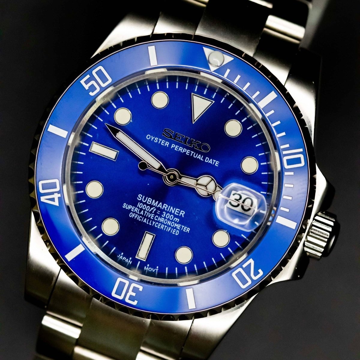 Montre automatique de style Submariner — configuration argentée, cadran «Smurf» (NH35) avec cadran bleu, loupe de date, gros plan en diagonale