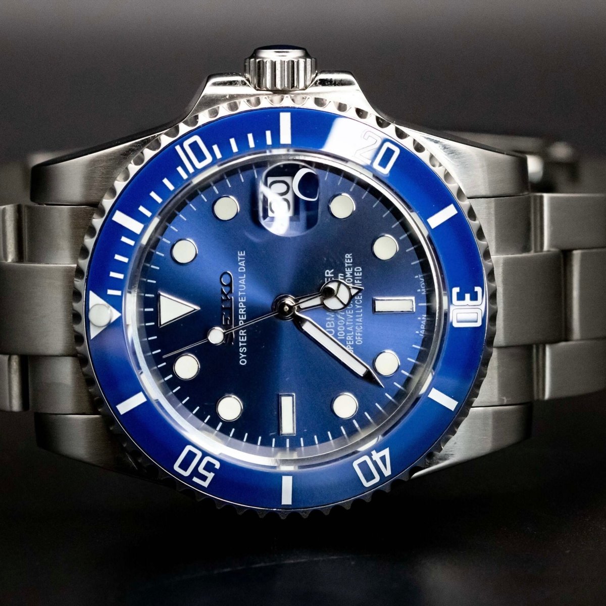 Montre automatique de style Submariner — configuration argentée, cadran «Smurf» (NH35) avec cadran bleu, finition soleillée, gros plan horizontal