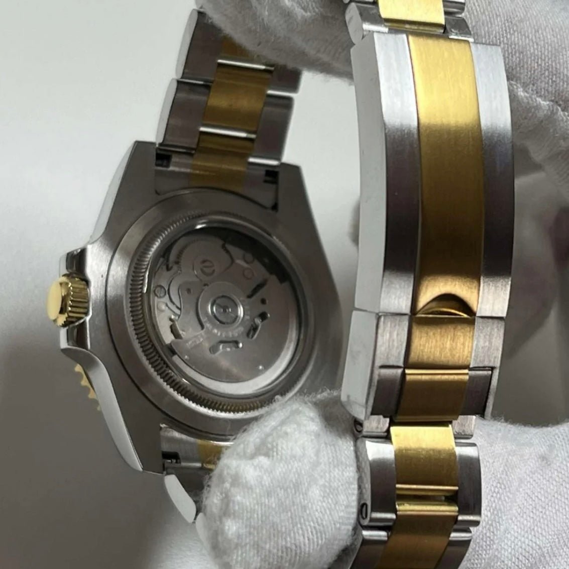 Montre automatique de style Submariner — configuration bicolore, «Ocean» (NH35) avec fermoir bicolore, rotor visible, vue arrière tenue en main