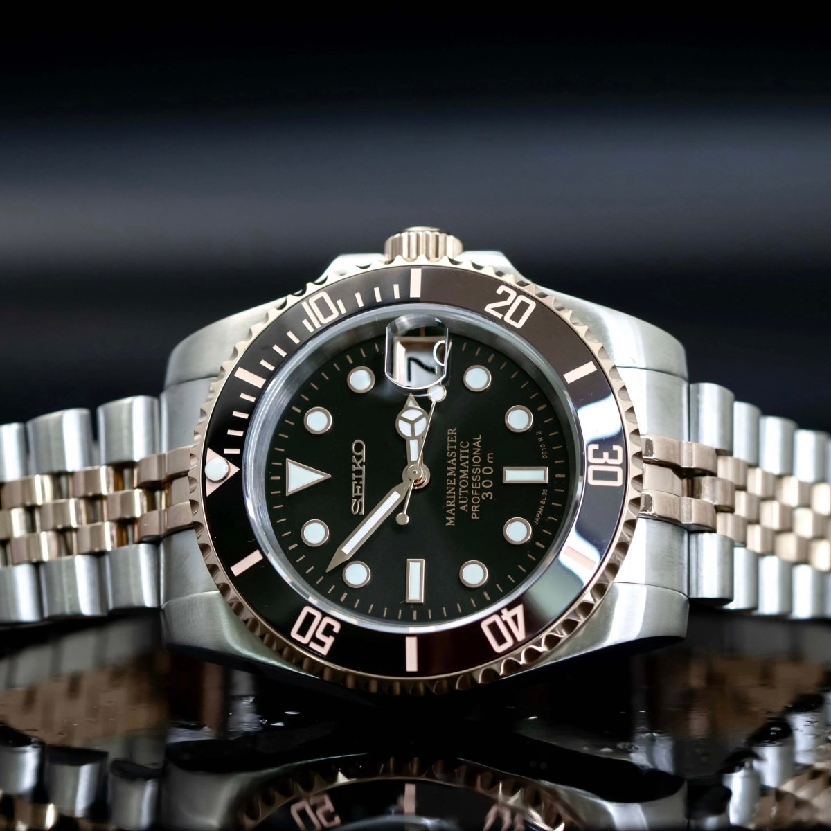 Fiche du modèle ModTime de style Submariner — configuration bicolore, «Root Beer» (NH35) : cadran noir portant l'inscription 8L35, vue sur le côté avec reflet