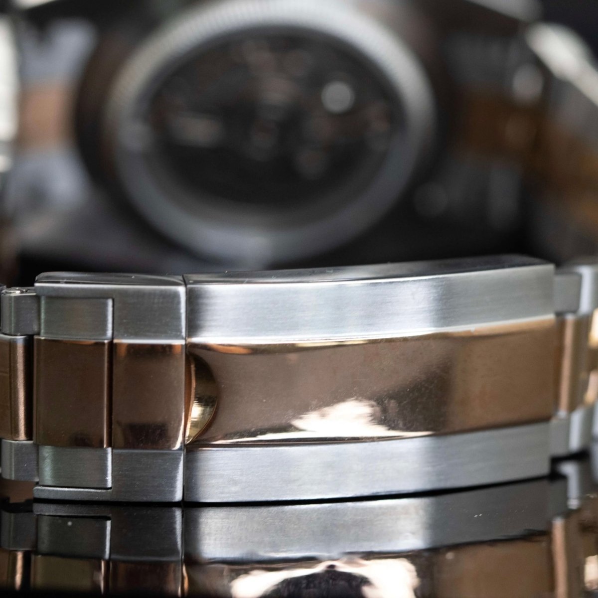 Montre automatique de style Submariner — configuration bicolore, «Root Beer» (NH35) avec fermoir bicolore, bords brossés, gros plan arrière