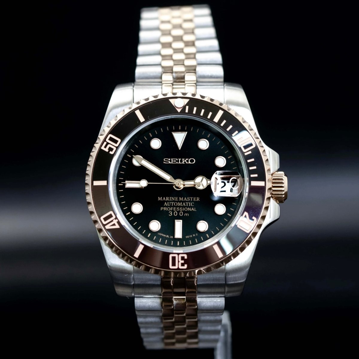 Fiche du modèle ModTime de style Submariner — configuration bicolore, «Root Beer» (NH35) : cadran noir portant l'inscription 8L35, gros plan de face