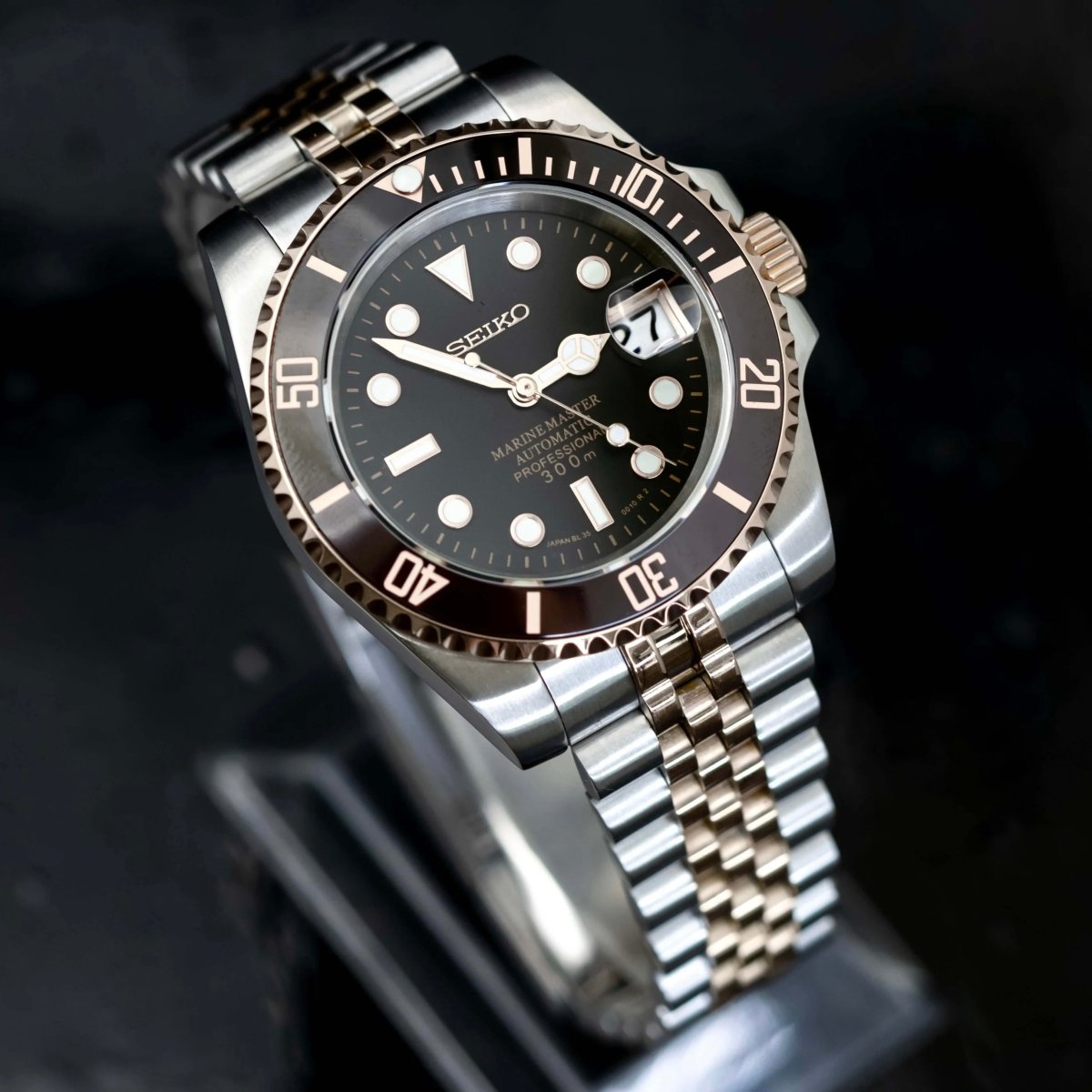 Fiche du modèle ModTime de style Submariner — configuration bicolore, «Root Beer» (NH35) : cadran noir portant l'inscription 8L35, vue en biais