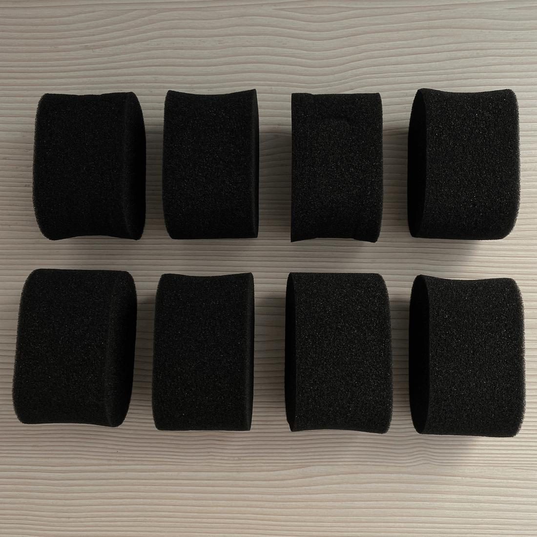 Boîte Watch Security Box ModTime, huit coussins amovibles en mousse noire disposés en deux rangées, vue du dessus sur du bois