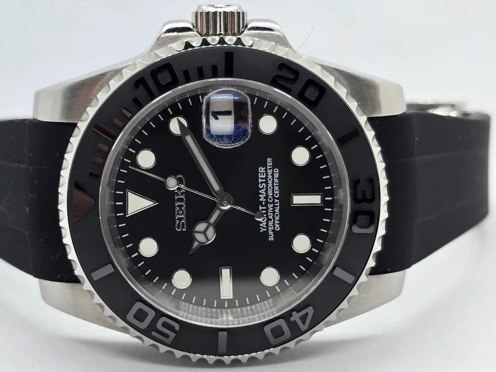 Montre automatique ModTime de style Yachtmaster — configuration cadran noir et bracelet en caoutchouc (NH35), lunette noire, index ronds, vue sur le côté