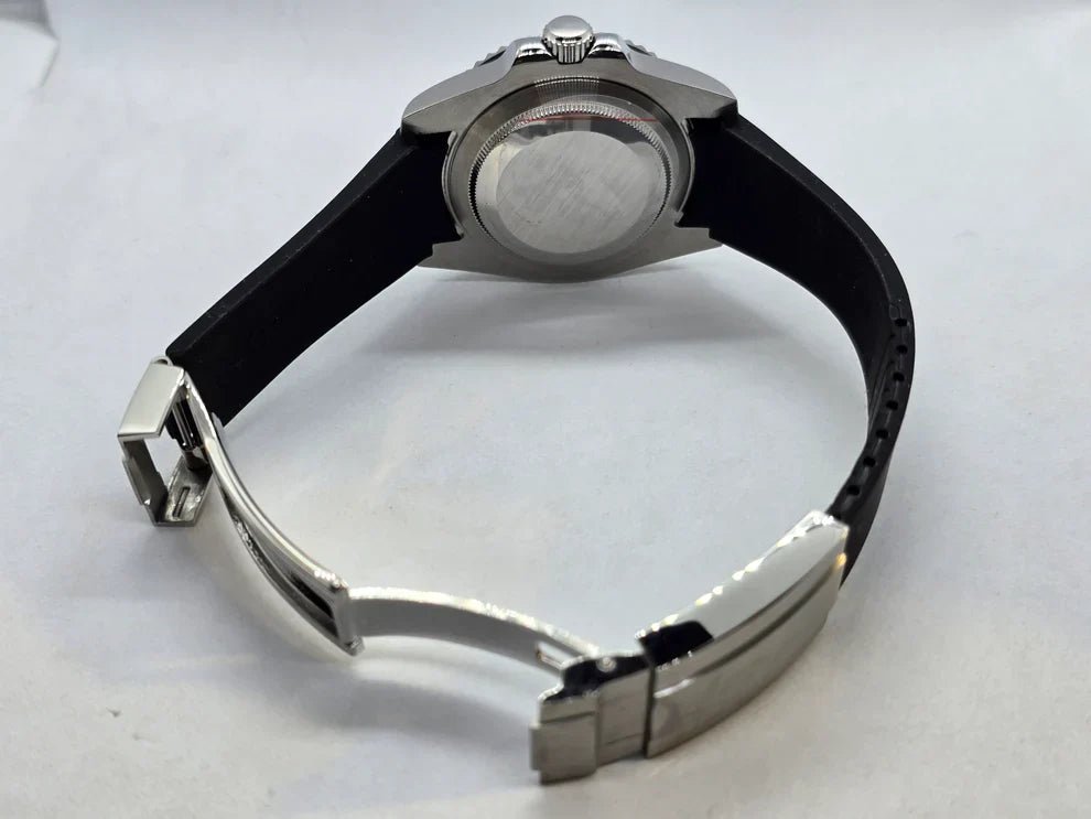 Montre automatique ModTime de style Yachtmaster — configuration cadran noir et bracelet en caoutchouc (NH35), bracelet noir, fond de boîtier plein, vue arrière sur fond blanc